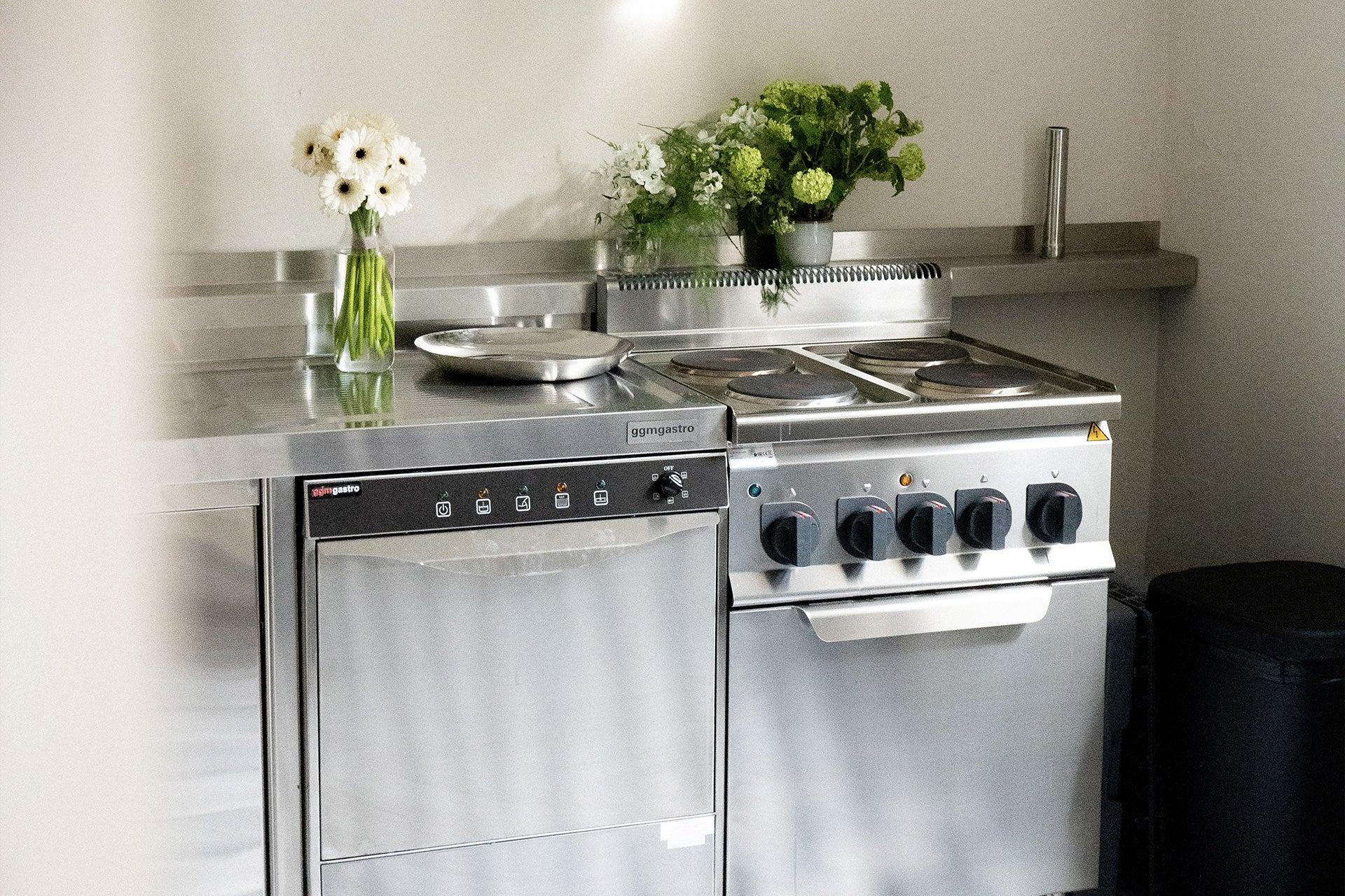 GGM Gastro Küche im Studio.fiveOh Yoga Kurse. Mietstudio in Köln für Fotoproduktion und Videoproduktion mit eigener Gastro Küche