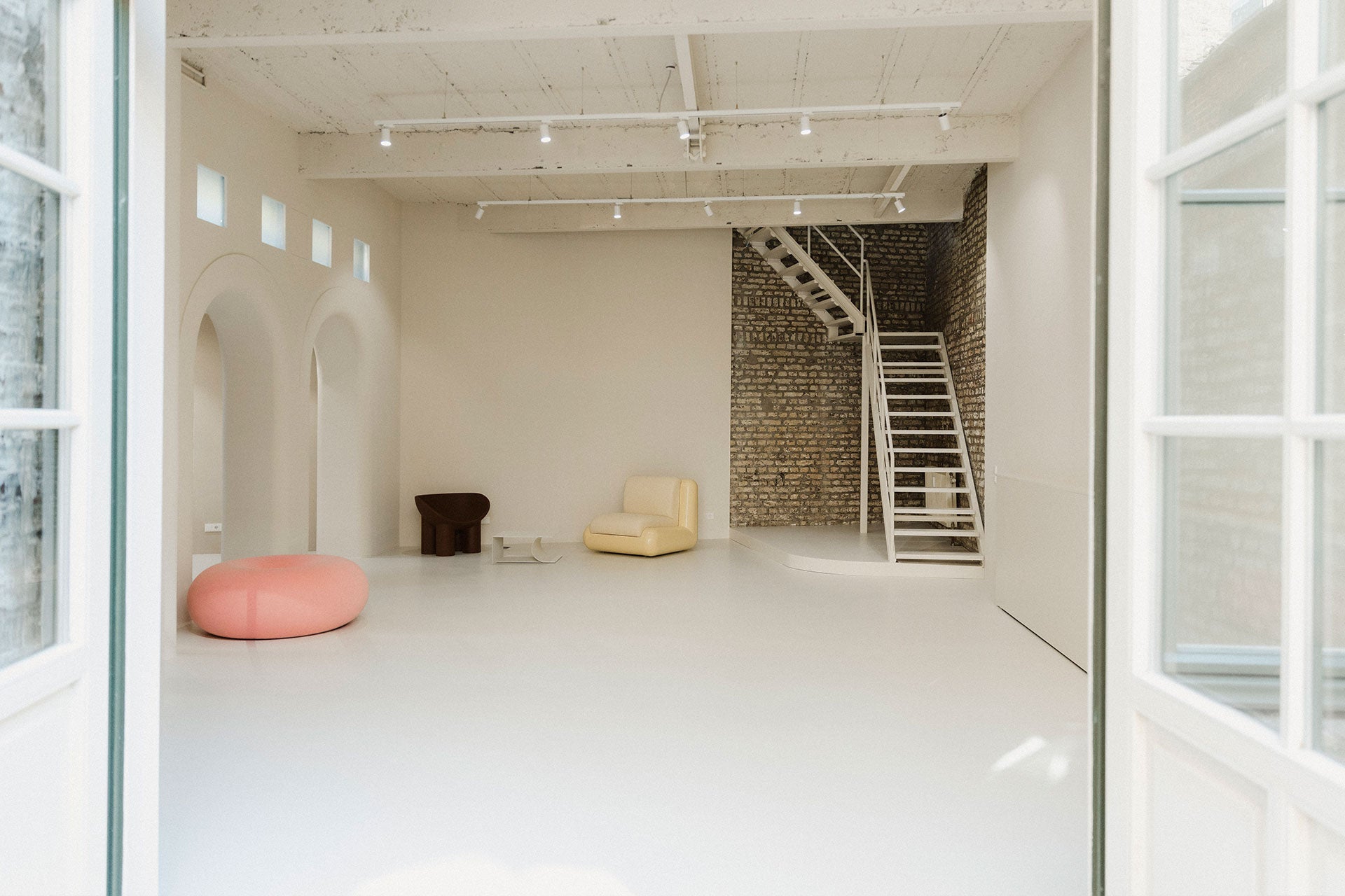 Erdgeschoss Shooting-Bereich mit natürlichem Licht im Studio Five Oh – Studio-Location-Mieten in Köln.