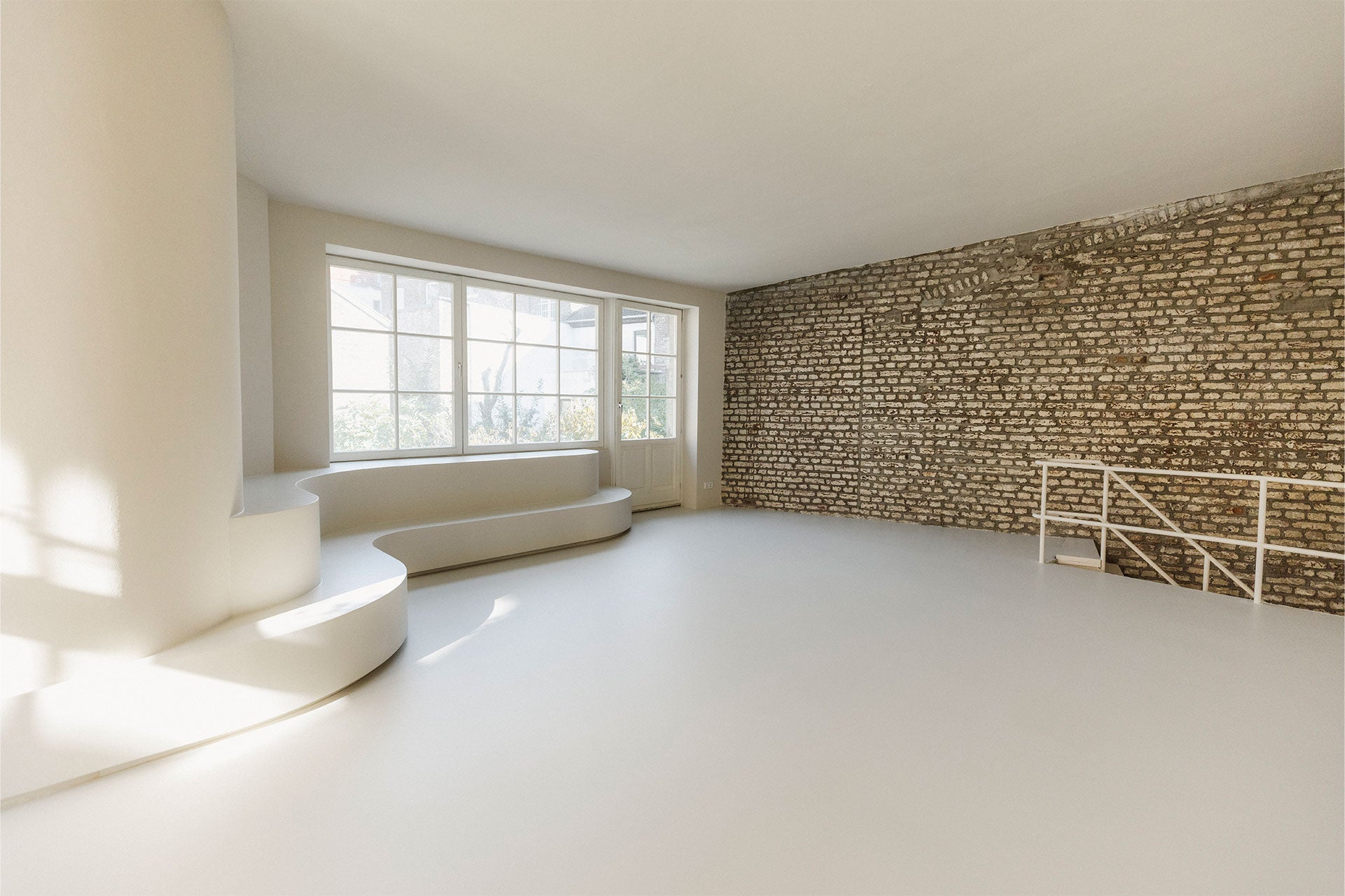 Shooting-Bereich im OG mit natürlichem Licht im Studio Five Oh – Studio-Location mieten in Köln.