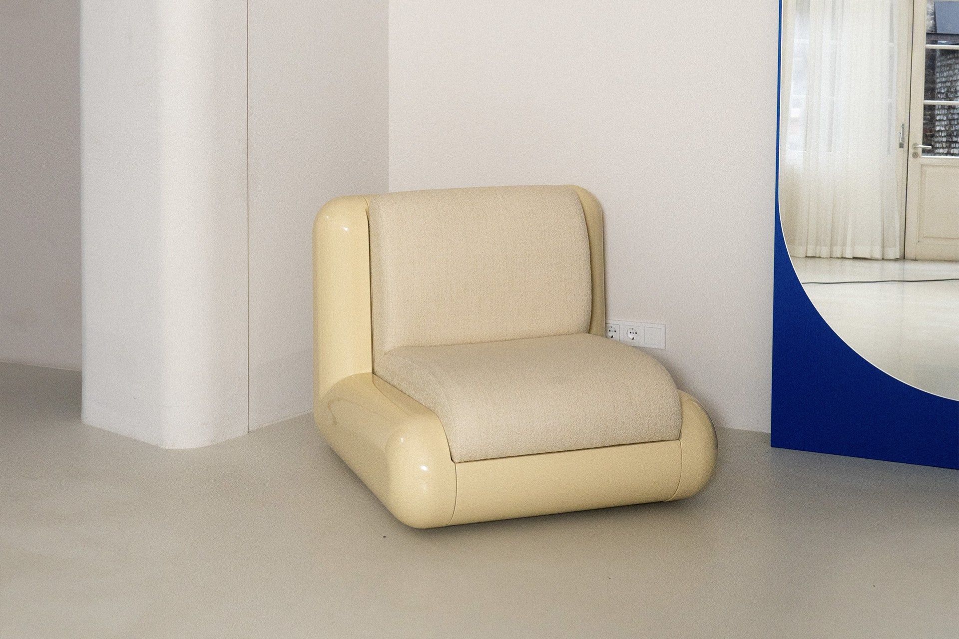 Designer Möbel und Dekoration im Studio.fiveOh. Mietstudio in Köln für Fotoproduktion und Videoproduktion mit zubuchbaren Designer Möbel